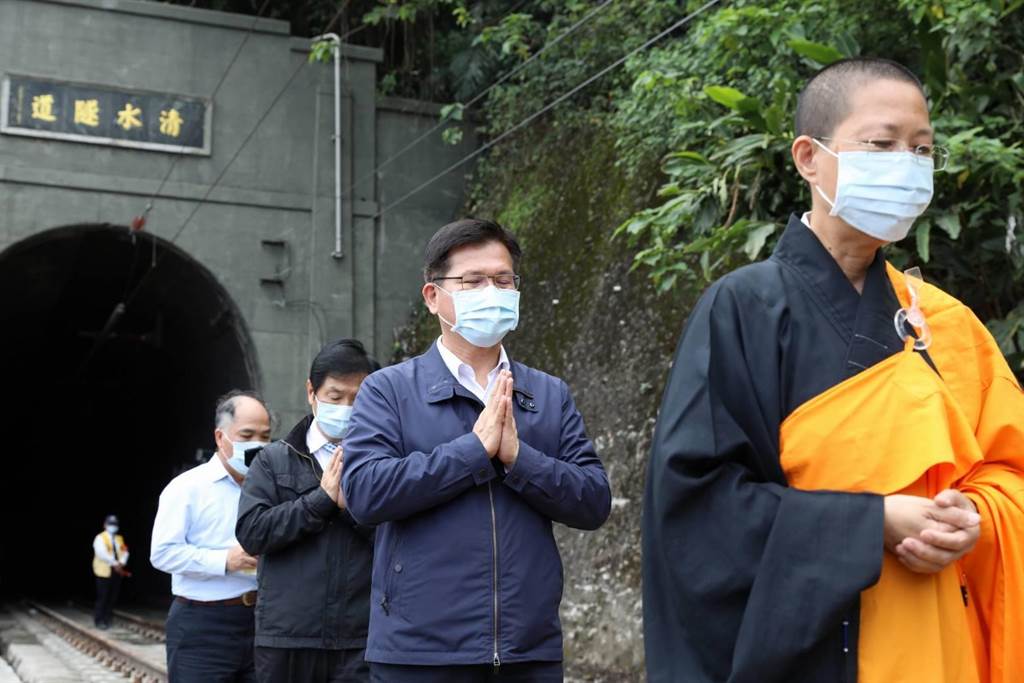 今日在太魯閣號事故地點舉行超渡法會。 圖:台鐵/提供 今日在太魯閣號事故地點舉行超渡法會。 圖:台鐵/提供