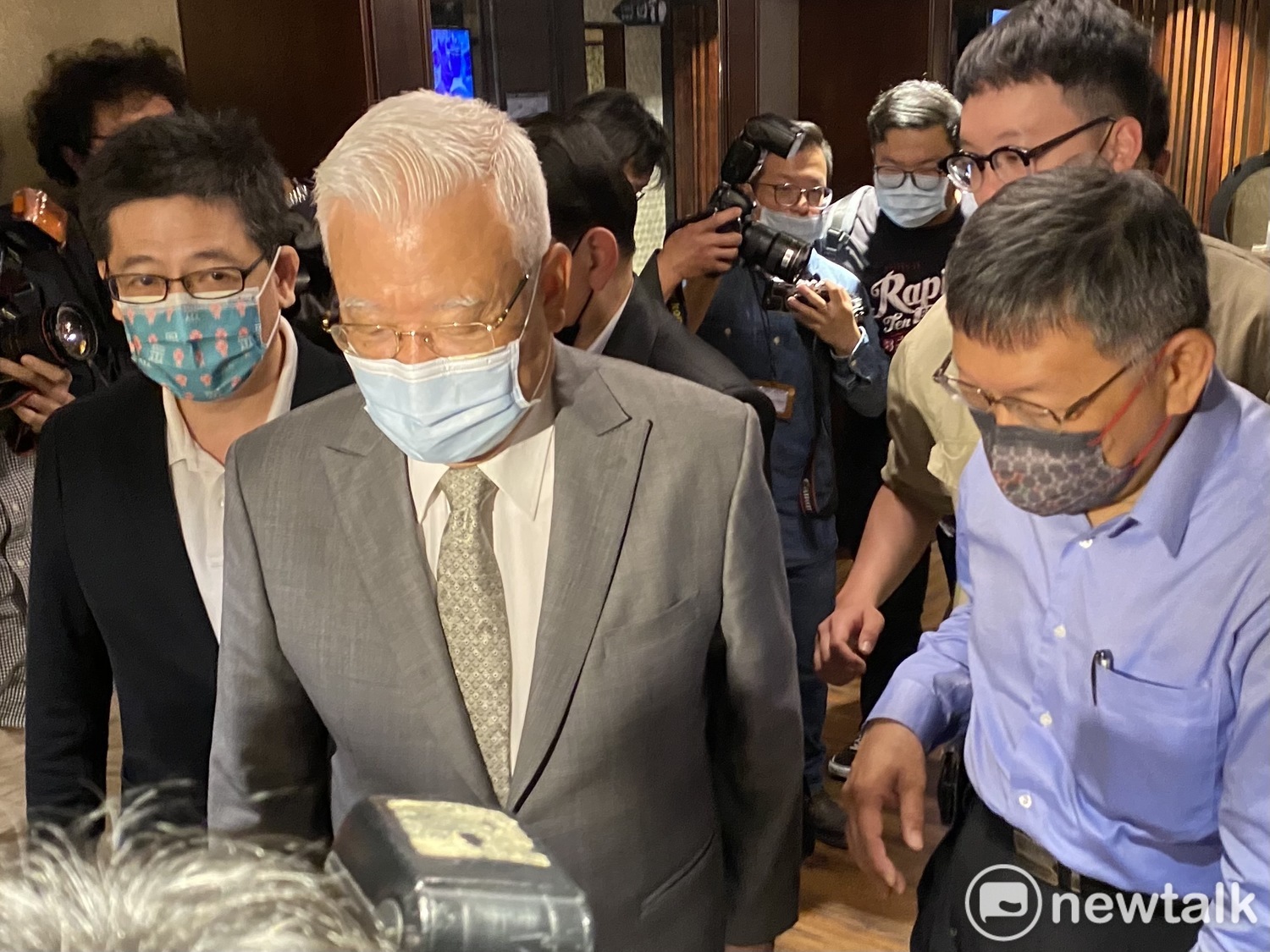 前台北縣長尤清(左)、民眾黨主席柯文哲(右)。 圖:周煊惠 / 攝 前台北縣長尤清(左)、民眾黨主席柯文哲(右)。 圖:周煊惠 / 攝