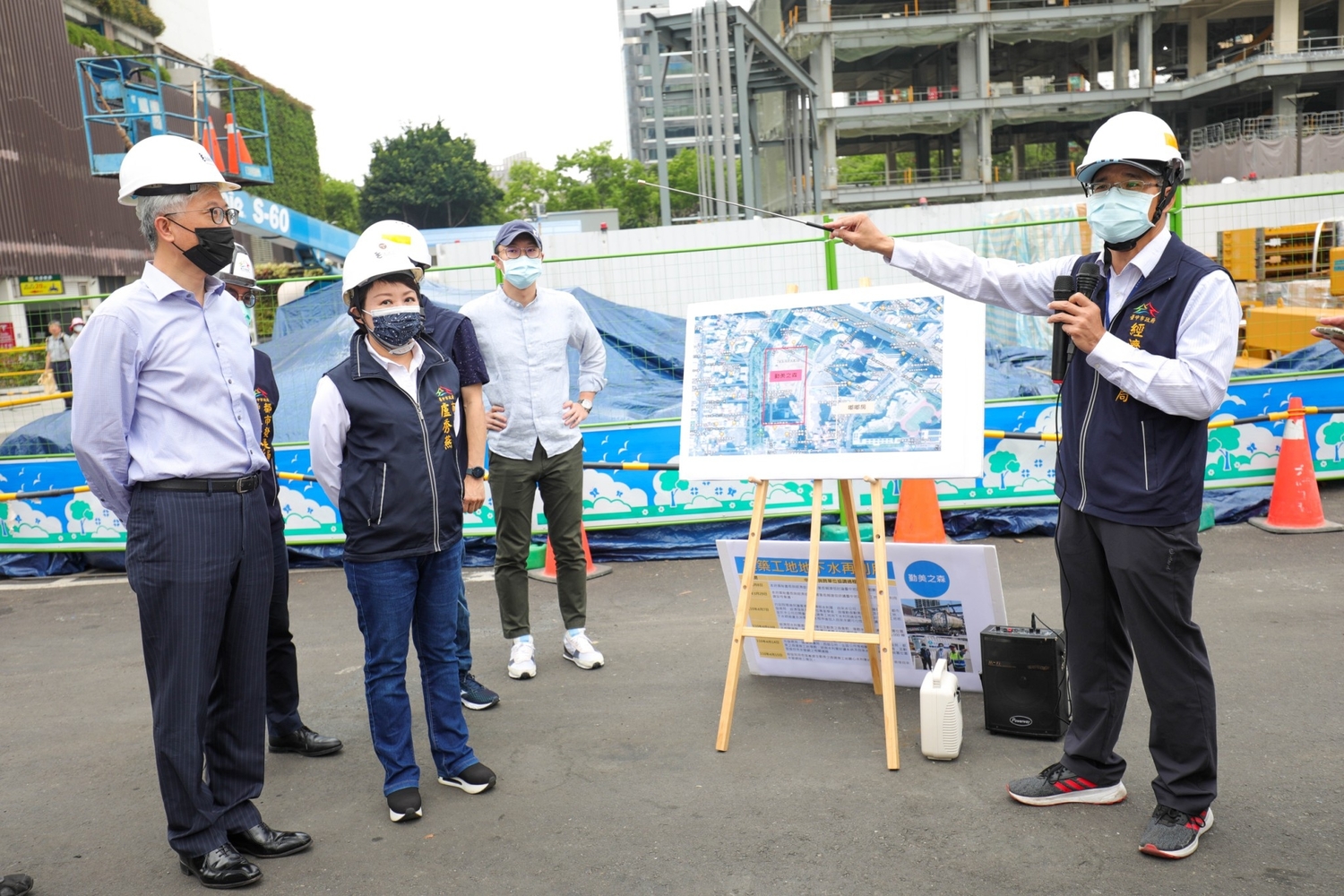 盧秀燕視察勤美之森地下水過濾淨化設備。 圖:台中市政府/提供 盧秀燕視察勤美之森地下水過濾淨化設備。 圖:台中市政府/提供