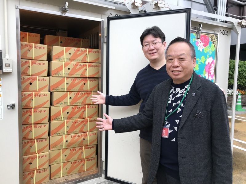東京鐵塔台灣祭(美食活動)活動負責人片岡健一(後)及顧問張維正(前)說,為銷售鮮美好吃的台灣金鑽鳳梨,會場特別設3座冰箱。 圖:中央社提供 東京鐵塔台灣祭(美食活動)活動負責人片岡健一(後)及顧問張維正(前)說,為銷售鮮美好吃的台灣金鑽鳳梨,會場特別設3座冰箱。 圖:中央社提供