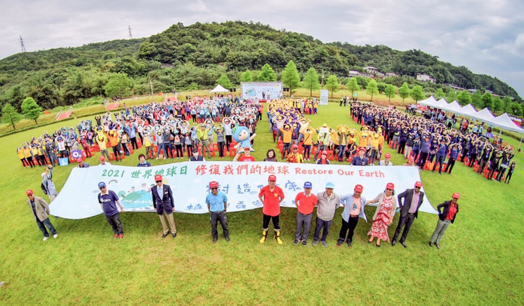 「世界地球日」前夕,新北市府與OISCA合作種樹愛地球。 圖:新北市農業局提供 「世界地球日」前夕,新北市府與OISCA合作種樹愛地球。 圖:新北市農業局提供