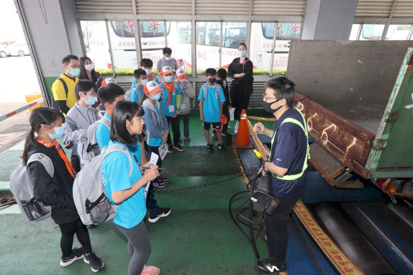 透過柴油車引擎裝置說明及檢測,讓小局長瞭解空污如何產生。 圖:新北市環保局提供 透過柴油車引擎裝置說明及檢測,讓小局長瞭解空污如何產生。 圖:新北市環保局提供