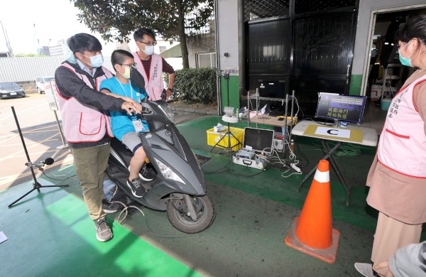 今年課程中新增了機動車輛的噪音檢測內容。 圖:新北市環保局提供 今年課程中新增了機動車輛的噪音檢測內容。 圖:新北市環保局提供