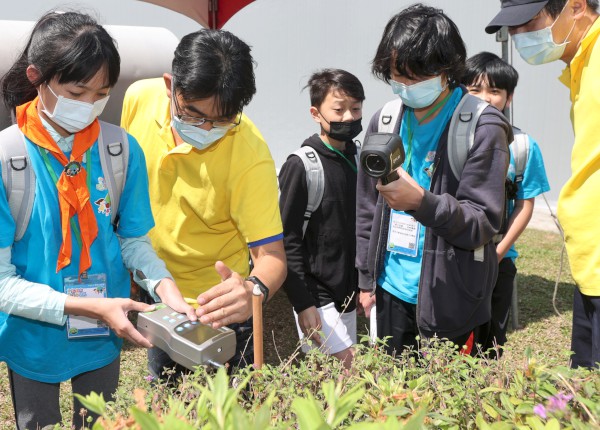 小局長實際操作各種稽查辦案儀器如熱顯像儀等。 圖:新北市環保局提供 小局長實際操作各種稽查辦案儀器如熱顯像儀等。 圖:新北市環保局提供