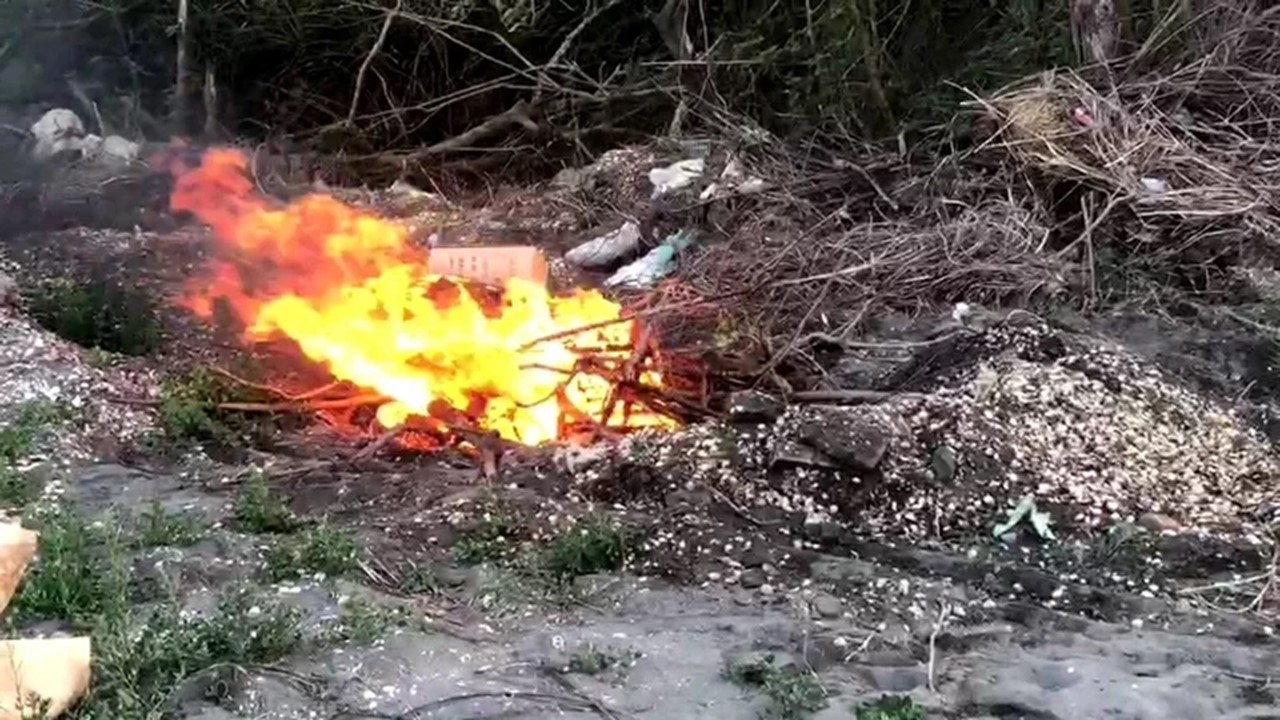 採樣後原地火化。 圖:海巡署中部分署第四岸巡隊/提供 採樣後原地火化。 圖:海巡署中部分署第四岸巡隊/提供