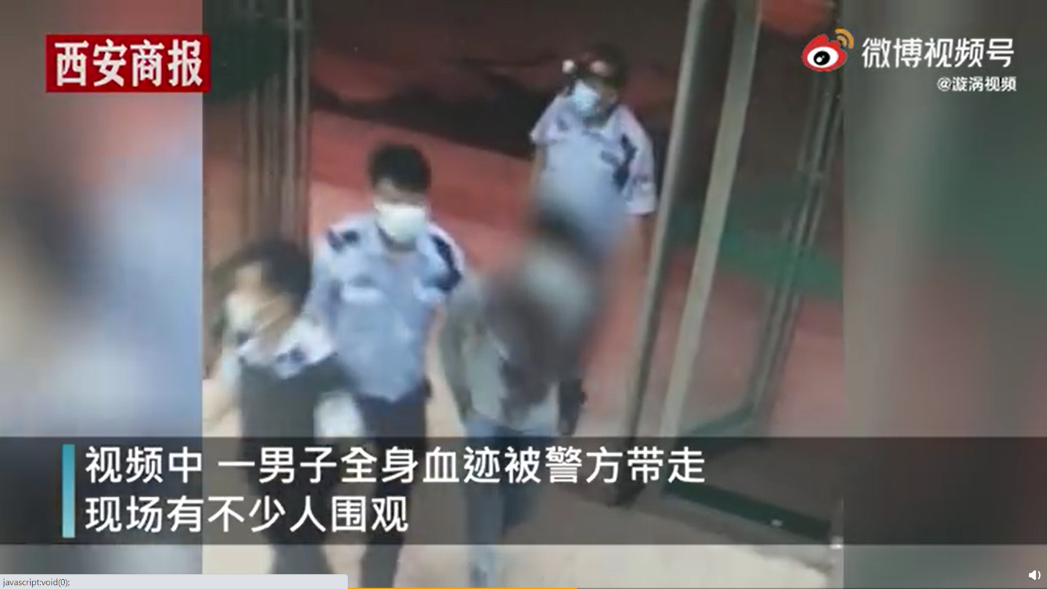 在民眾與警方通力合作下,該名嫌犯被當場制伏逮捕。 圖:翻攝自微博 在民眾與警方通力合作下,該名嫌犯被當場制伏逮捕。 圖:翻攝自微博