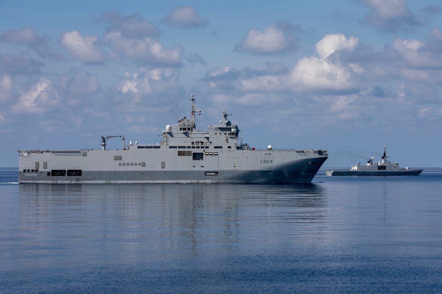 法國海軍陸戰隊兩棲攻擊直升機母艦托納爾號,,曾參與獨角獸行動等多項任務,停放歐洲Tiger與Aérospatiale Gazelle等攻擊性直升機。 圖:翻攝自澳洲國防部推特 法國海軍陸戰隊兩棲攻擊直升機母艦托納爾號,,曾參與獨角獸行動等多項任務,停放歐洲Tiger與Aérospatiale Gazelle等攻擊性直升機。 圖:翻攝自澳洲國防部推特