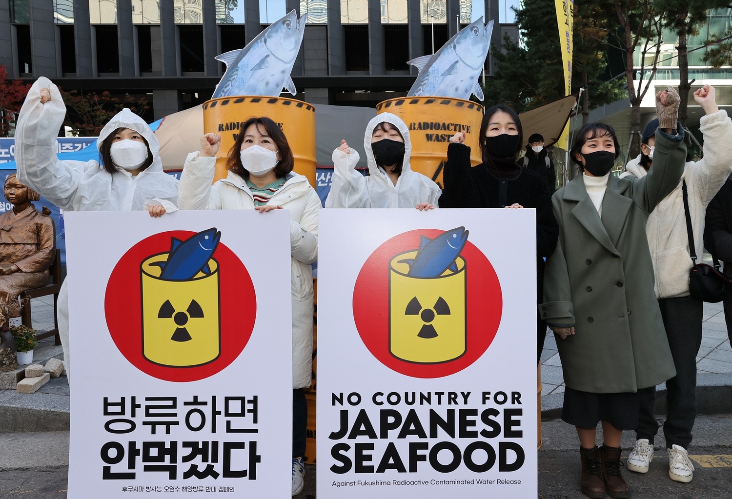 日本政府決定將核廢水排入大海,韓國大學生佔據日本駐韓大使館前道路,連續數日舉行抗議示威。 圖 : 翻攝自CCTV ASIA PACIFIC 推特 日本政府決定將核廢水排入大海,韓國大學生佔據日本駐韓大使館前道路,連續數日舉行抗議示威。 圖 : 翻攝自CCTV ASIA PACIFIC 推特
