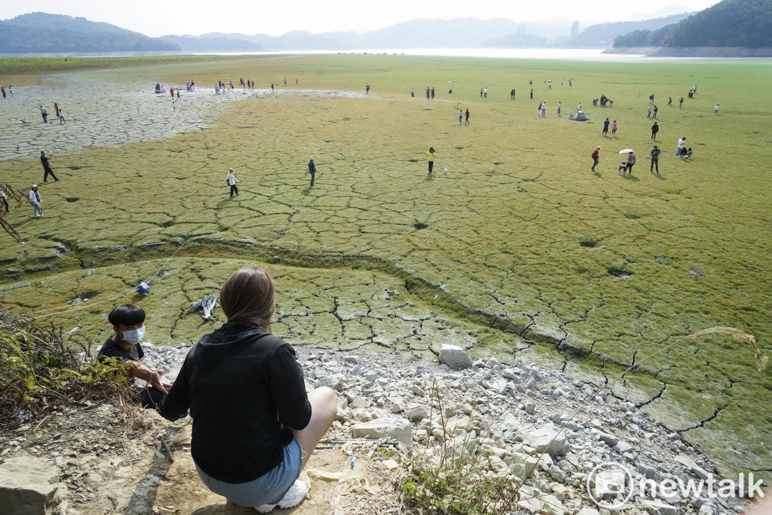 日月潭大竹湖一帶乾涸的湖底長出青草,變成日月潭大草原,每到假日遊客絡繹不絕,變成熱門景點,但此處屬於水庫限制區域,擅自闖入恐挨罰。 圖:張良一/攝 日月潭大竹湖一帶乾涸的湖底長出青草,變成日月潭大草原,每到假日遊客絡繹不絕,變成熱門景點,但此處屬於水庫限制區域,擅自闖入恐挨罰。 圖:張良一/攝