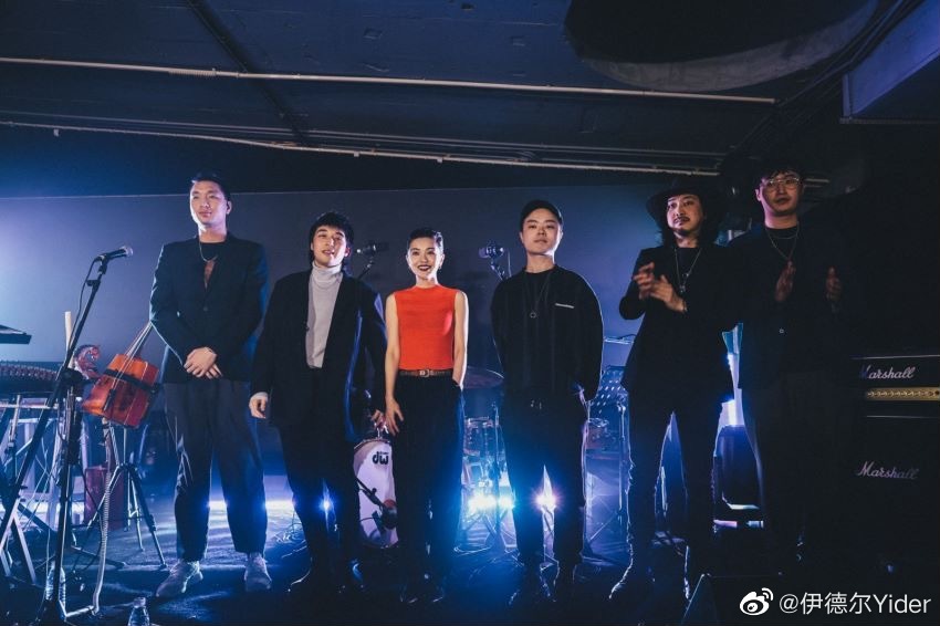 郭采潔(左3)和伊德爾(左2)曾多次在音樂上合作。 圖:翻攝自伊德爾微博 郭采潔(左3)和伊德爾(左2)曾多次在音樂上合作。 圖:翻攝自伊德爾微博