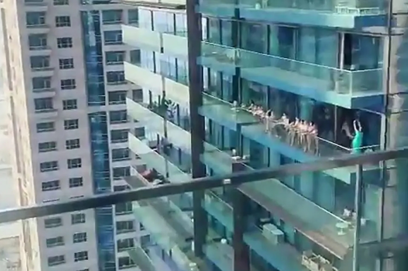 幾十名白人女孩全裸地站在杜拜公寓陽台外。 圖:翻攝自微信 幾十名白人女孩全裸地站在杜拜公寓陽台外。 圖:翻攝自微信