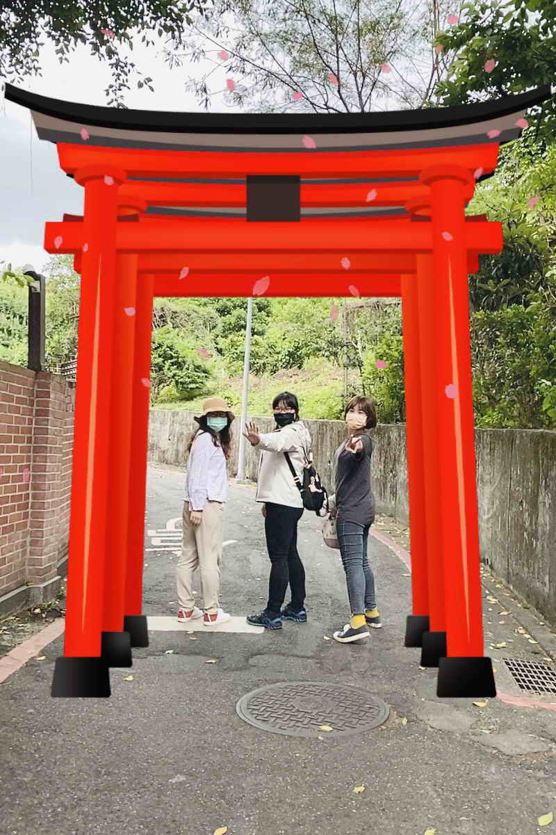 「英日快閃時空小徑」的限定濾鏡,掃描QRcode就能一秒到日本鳥居。 圖:淡水古蹟博物館提供 「英日快閃時空小徑」的限定濾鏡,掃描QRcode就能一秒到日本鳥居。 圖:淡水古蹟博物館提供