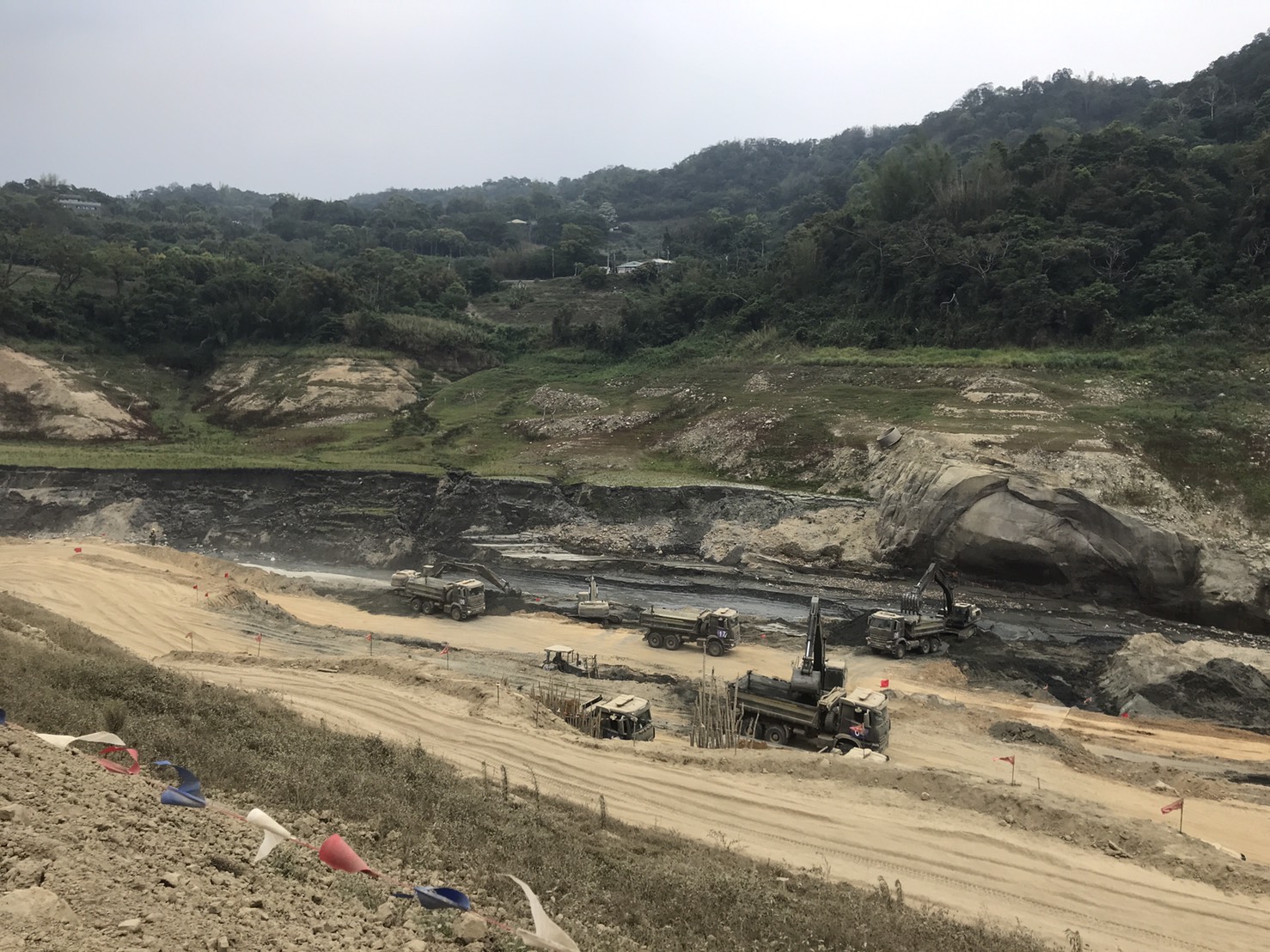 鯉魚潭水庫有效蓄水率僅剩6.8%,國軍正積極協助清淤。 圖:客傳會/提供 鯉魚潭水庫有效蓄水率僅剩6.8%,國軍正積極協助清淤。 圖:客傳會/提供