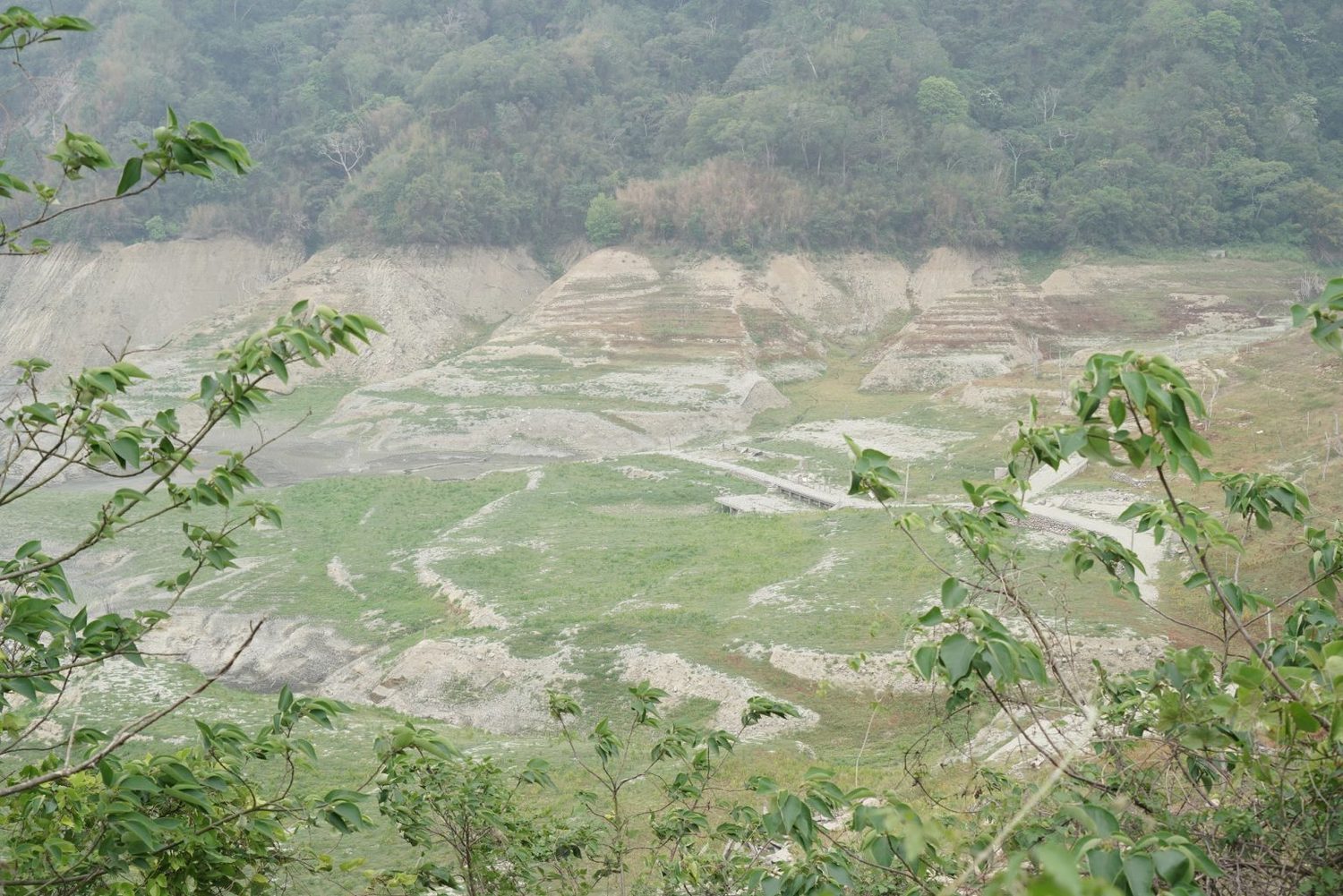 鯉魚潭水庫乾涸露出舊台三線遺址。 圖:客傳會/提供 鯉魚潭水庫乾涸露出舊台三線遺址。 圖:客傳會/提供