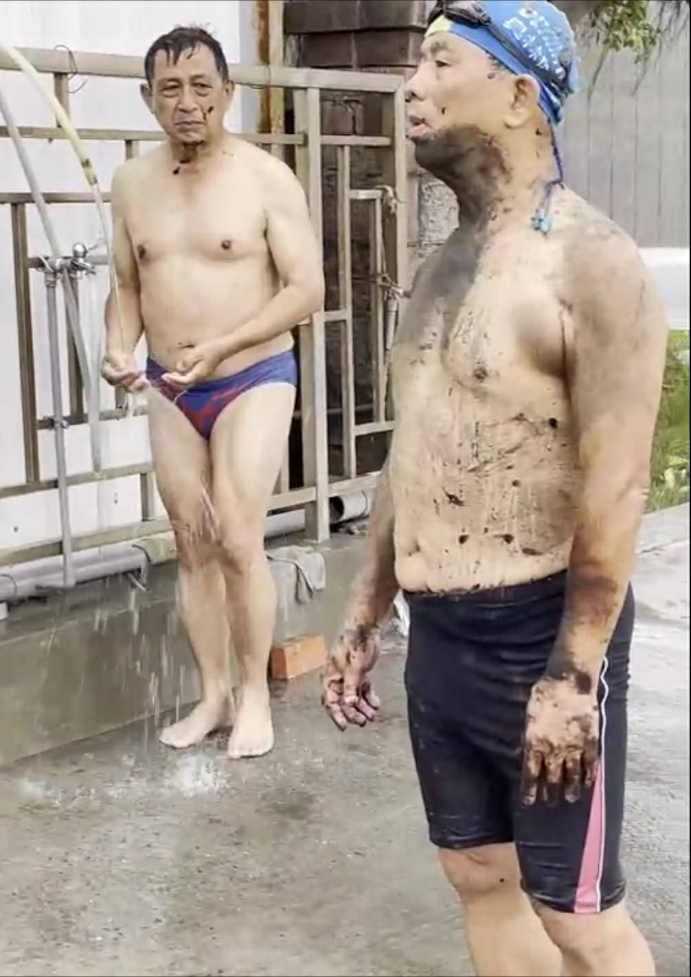 泳客在高雄市西子灣晨泳後上岸,全身沾滿油汙。 圖:民眾提供 泳客在高雄市西子灣晨泳後上岸,全身沾滿油汙。 圖:民眾提供