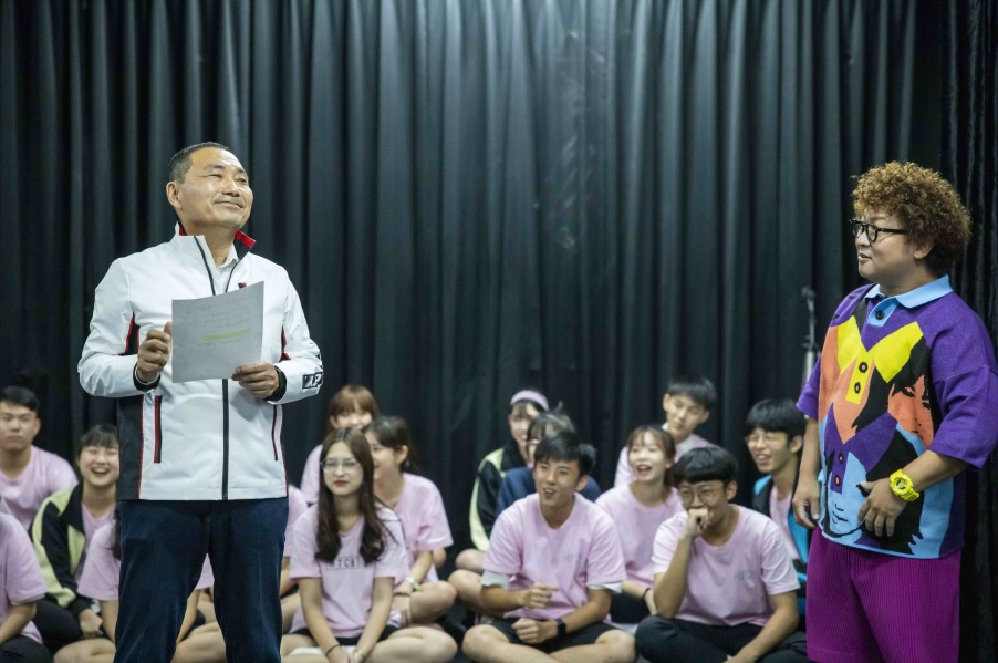 侯友宜與納豆一同練習透過不同情緒唸台詞。 圖:新北市新聞局提供 侯友宜與納豆一同練習透過不同情緒唸台詞。 圖:新北市新聞局提供