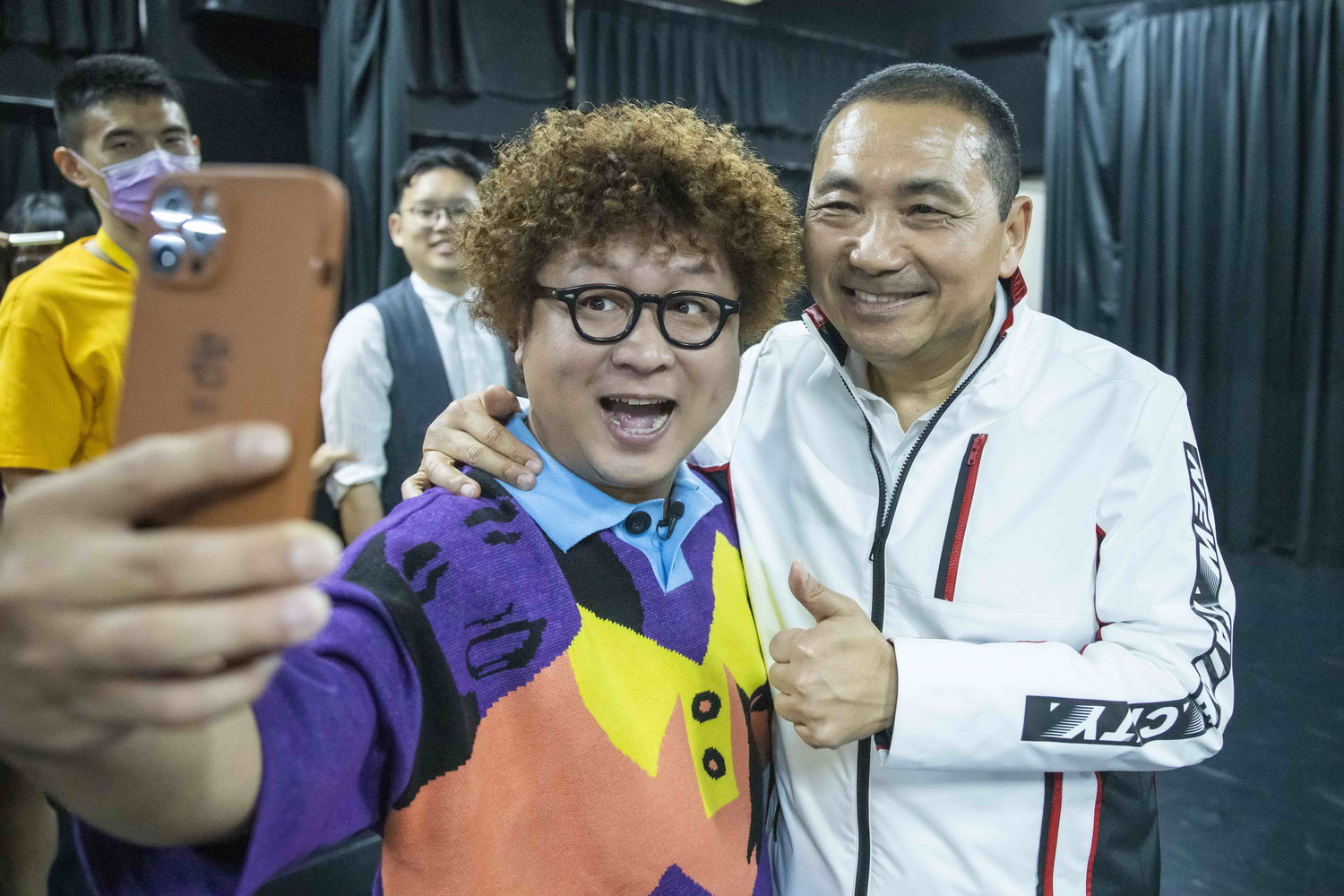 侯友宜與納豆難得相聚,舅甥把握機會自拍合影。 圖:新北市新聞局提供 侯友宜與納豆難得相聚,舅甥把握機會自拍合影。 圖:新北市新聞局提供
