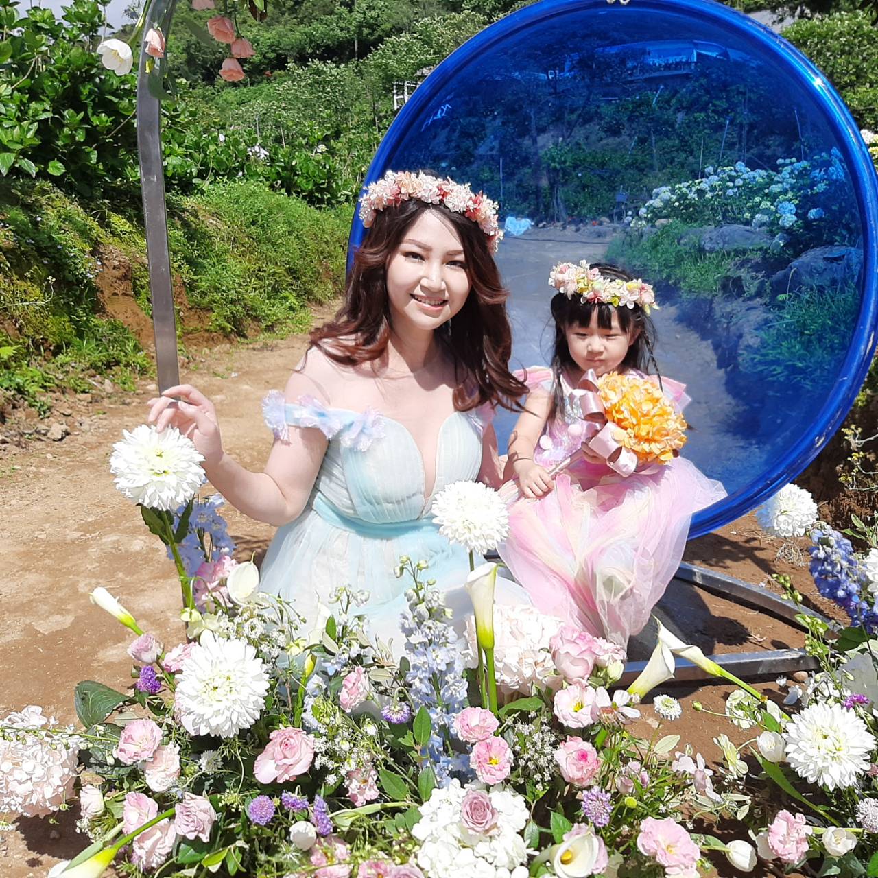 去年剛從新加坡回國的母女遊客第一次欣賞繡球花。 圖:萬里區公所提供 去年剛從新加坡回國的母女遊客第一次欣賞繡球花。 圖:萬里區公所提供