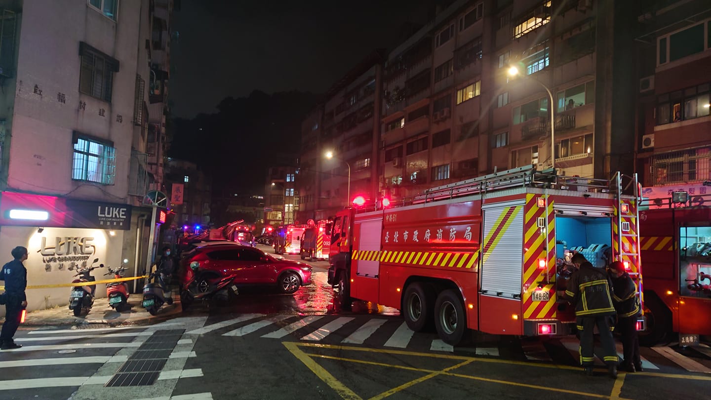 台北市消防局獲報後立即出動12輛水箱車、6輛特種車、2輛救護車及48位消防員到場。 圖:翻攝自信義區三兩事臉書社團 台北市消防局獲報後立即出動12輛水箱車、6輛特種車、2輛救護車及48位消防員到場。 圖:翻攝自信義區三兩事臉書社團