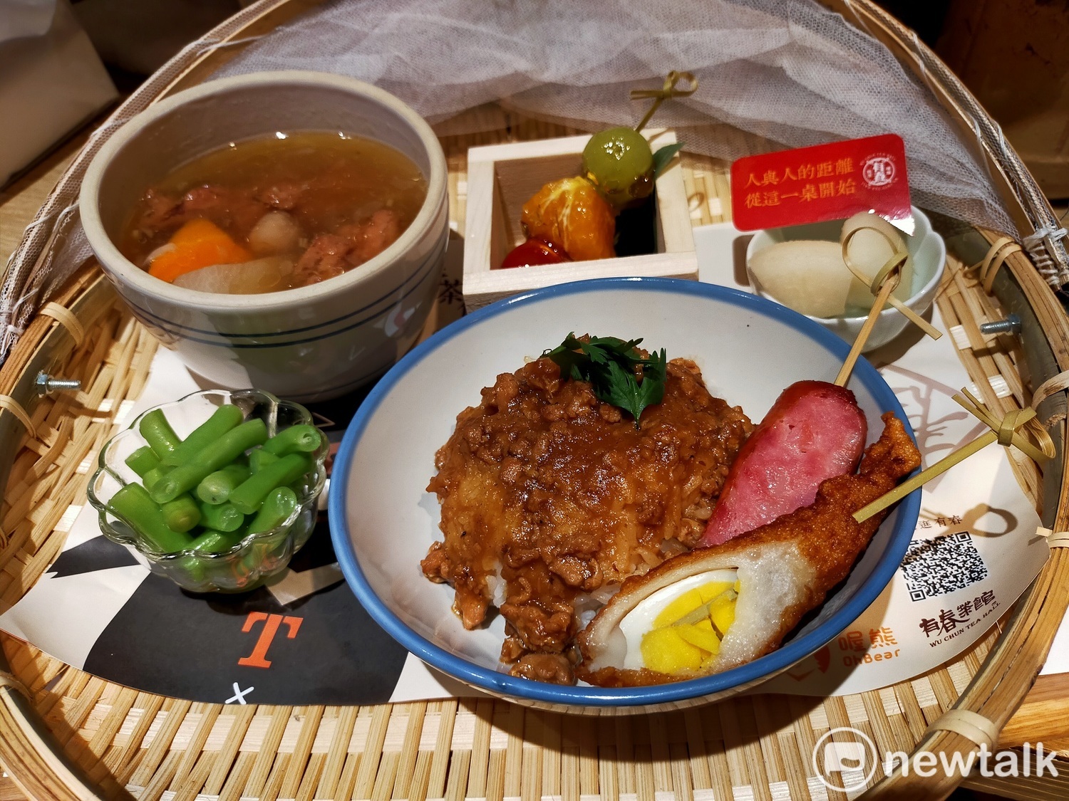 喔熊滷肉飯帶著醬香、油蔥味的滷肉,搭配特選的霧峰農會益全香米,撒上新鮮的蔥花,最能代表台灣的懷念滋味。 圖:唐復年/攝 喔熊滷肉飯帶著醬香、油蔥味的滷肉,搭配特選的霧峰農會益全香米,撒上新鮮的蔥花,最能代表台灣的懷念滋味。 圖:唐復年/攝