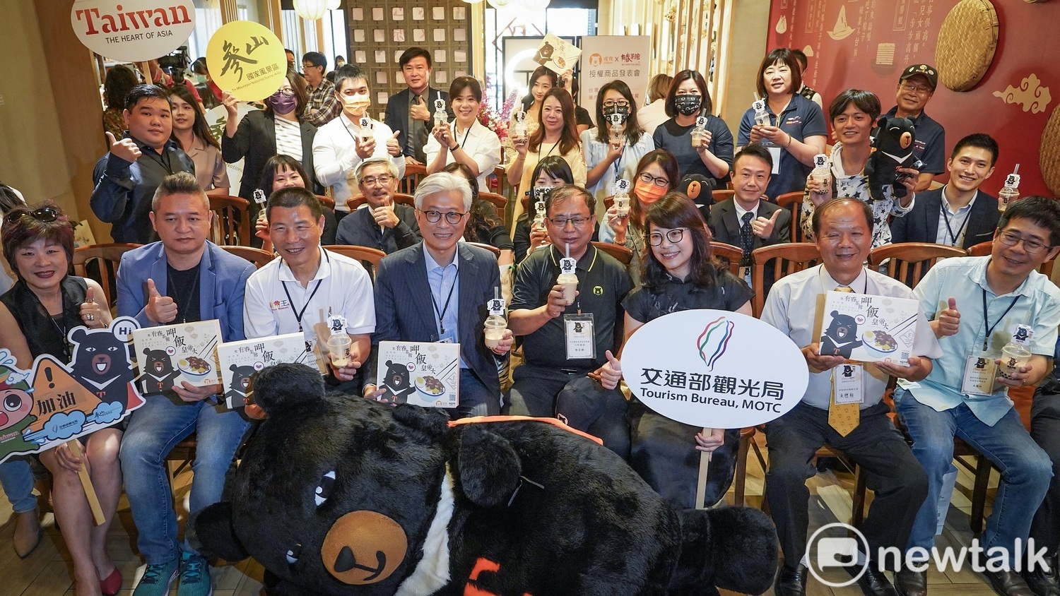 喔熊組長(前)現身會場親自頒發授權狀給參山處及業者,一同開箱喔熊雙霸套餐。 圖:唐復年/攝 喔熊組長(前)現身會場親自頒發授權狀給參山處及業者,一同開箱喔熊雙霸套餐。 圖:唐復年/攝