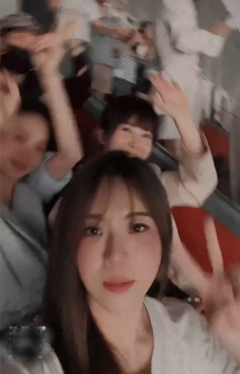 影片中Penny和友人開心享受演唱會,臉上卻都沒有口罩的蹤影。 圖:翻攝自IG 影片中Penny和友人開心享受演唱會,臉上卻都沒有口罩的蹤影。 圖:翻攝自IG