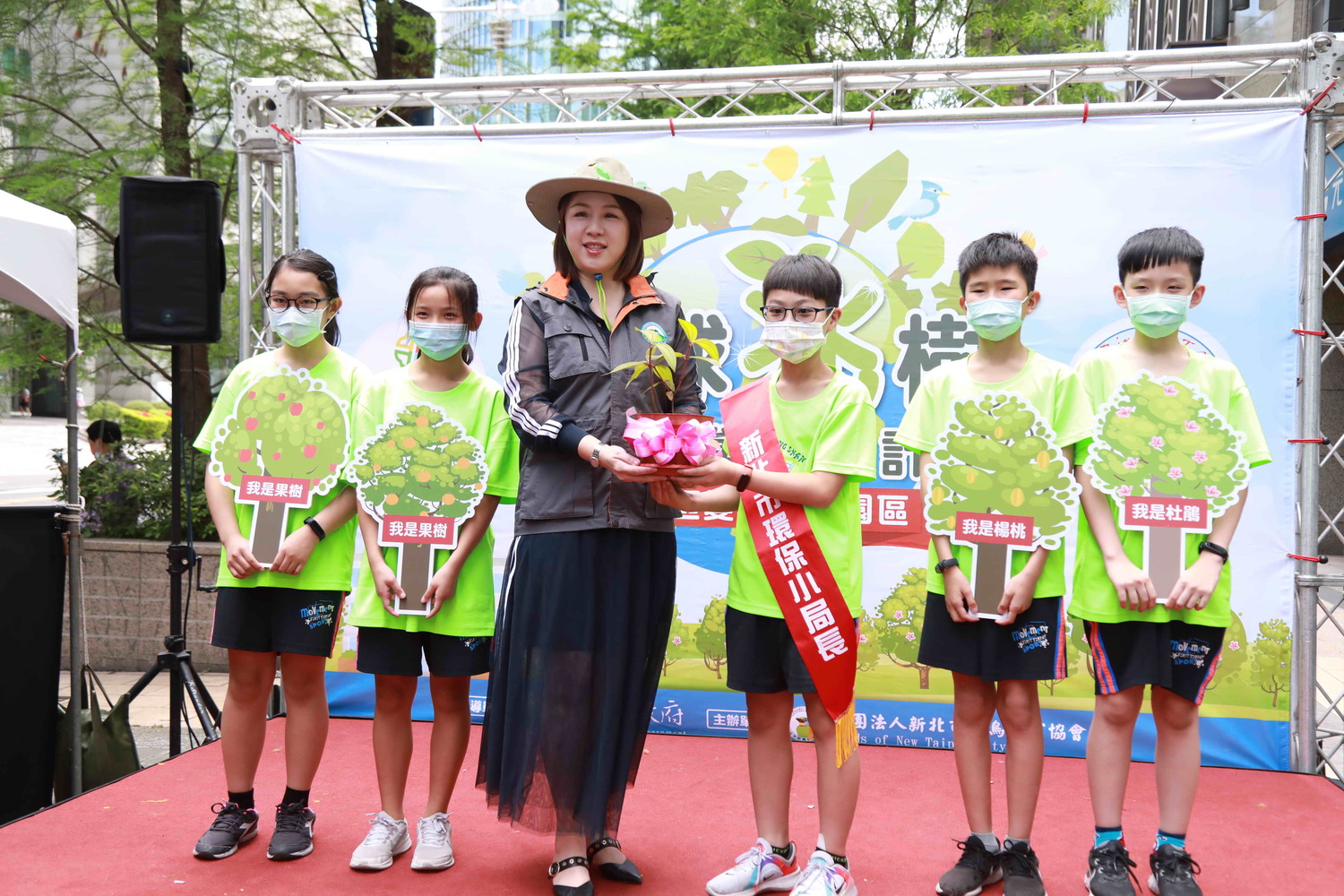 新北市農業局、教育局與新北市野鳥保育協會合作,利用今天4月22 日世界地球日,推動「全球『兆』樹─校園生態植樹計畫」。 圖:新北市野鳥保育協會提供 新北市農業局、教育局與新北市野鳥保育協會合作,利用今天4月22 日世界地球日,推動「全球『兆』樹─校園生態植樹計畫」。 圖:新北市野鳥保育協會提供