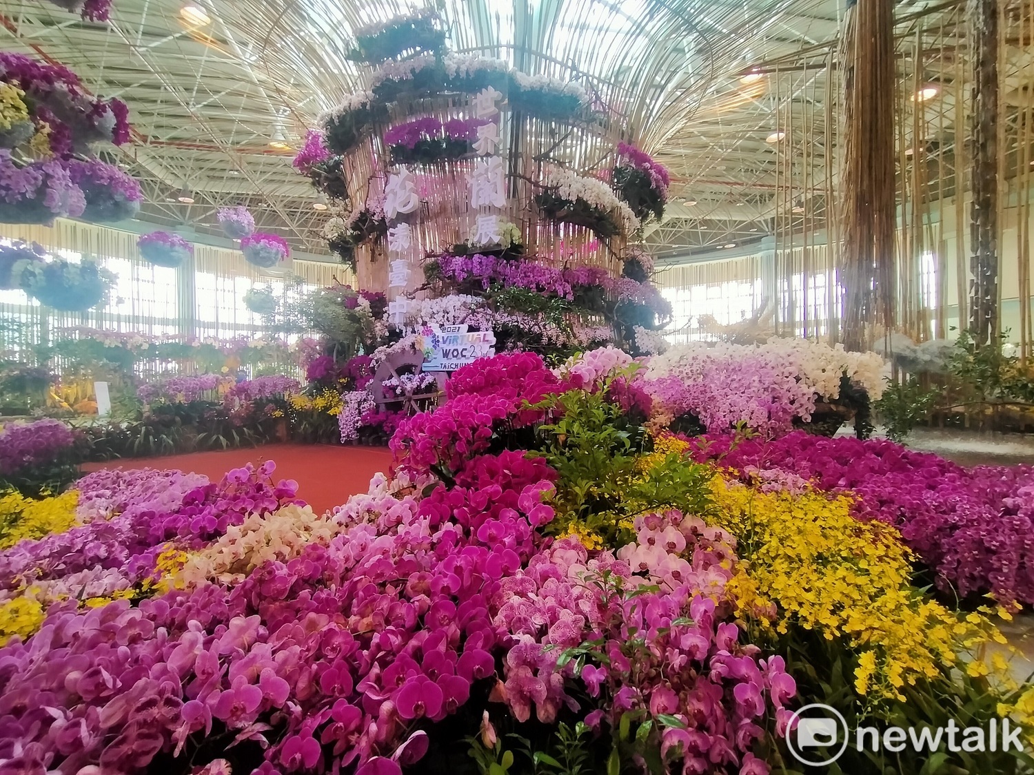 透過雲端可一覽台中世界世蘭展精心佈置內容。 唐復年/攝 透過雲端可一覽台中世界世蘭展精心佈置內容。 唐復年/攝