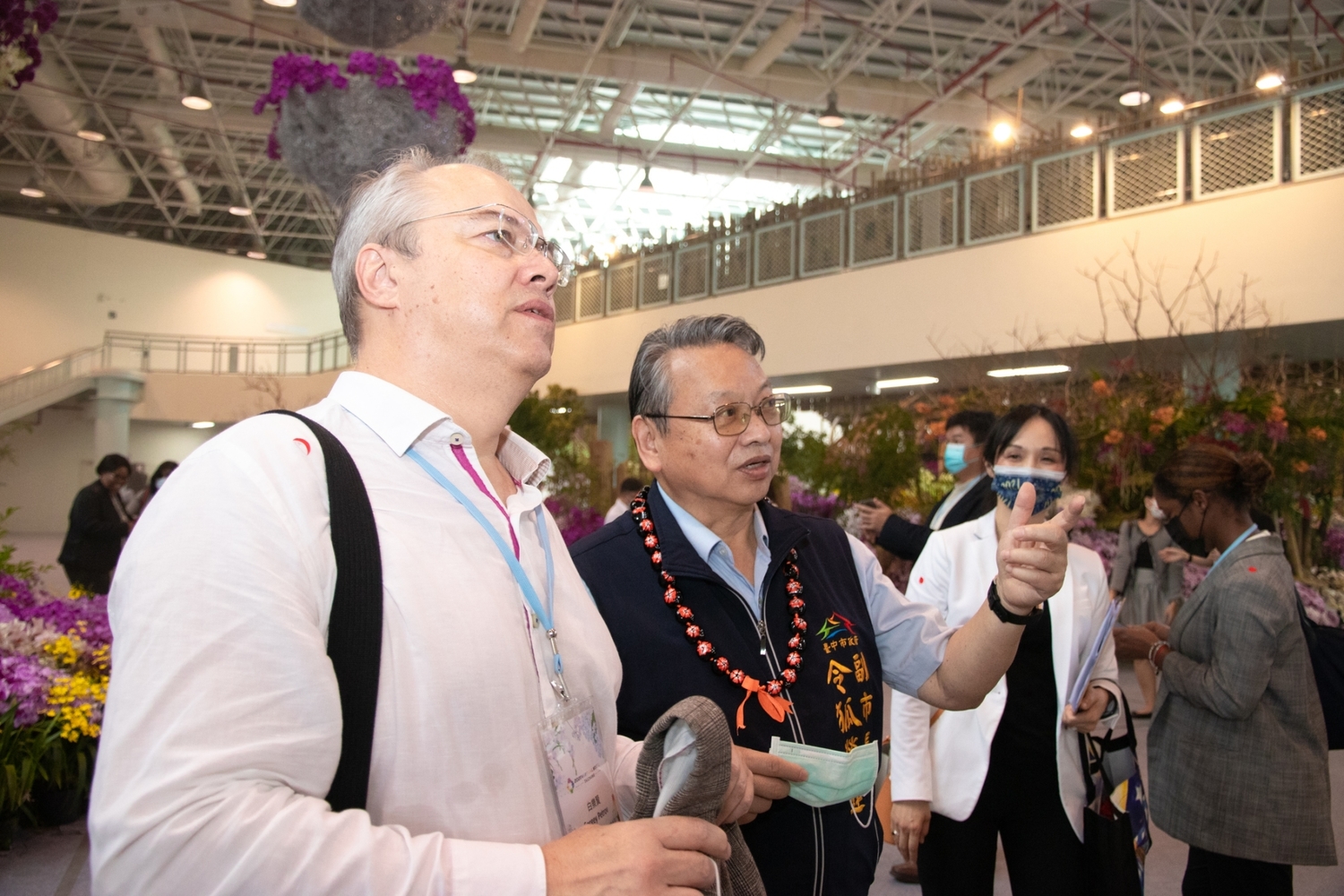 令狐副市長向駐台各使來賓介紹說明。 台中市政府/提供 令狐副市長向駐台各使來賓介紹說明。 台中市政府/提供