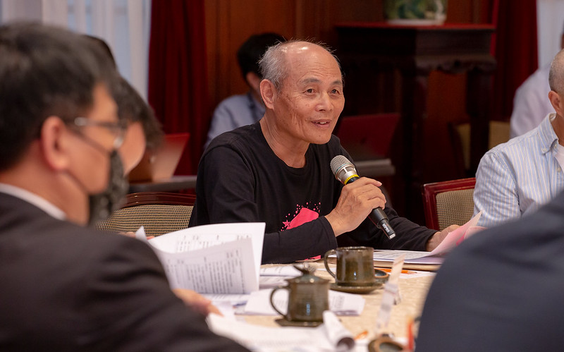 藻礁公投領銜人潘忠政今(22)日下午和其他環團代表和蔡英文總統面對面溝通三接和藻礁的議題。 圖:總統府提供 藻礁公投領銜人潘忠政今(22)日下午和其他環團代表和蔡英文總統面對面溝通三接和藻礁的議題。 圖:總統府提供
