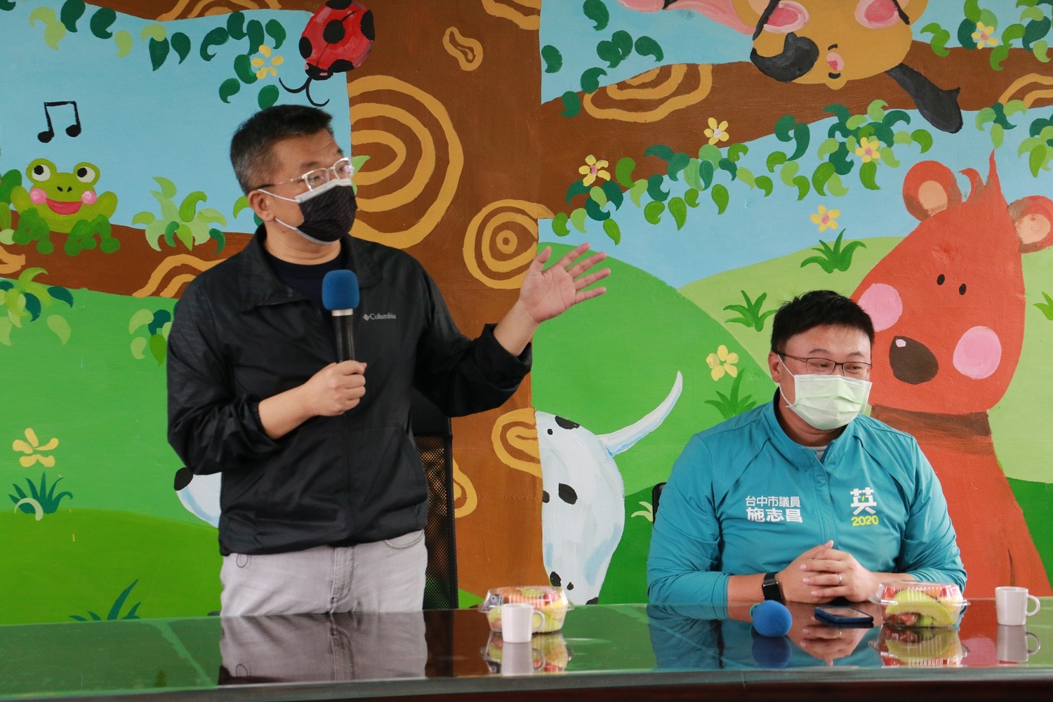 蔡其昌、施志昌關心偏鄉教學品質。 蔡其昌辦公室/提供 蔡其昌、施志昌關心偏鄉教學品質。 蔡其昌辦公室/提供