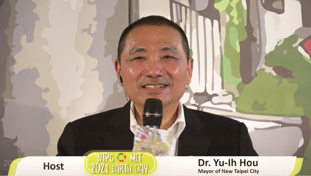 新北市長侯友宜在視訊論壇分享市府發布的第一本VLR勇奪德國 iF 設計殊榮,今年將會推出第二本VLR。 圖:新北市政府秘書處提供 新北市長侯友宜在視訊論壇分享市府發布的第一本VLR勇奪德國 iF 設計殊榮,今年將會推出第二本VLR。 圖:新北市政府秘書處提供