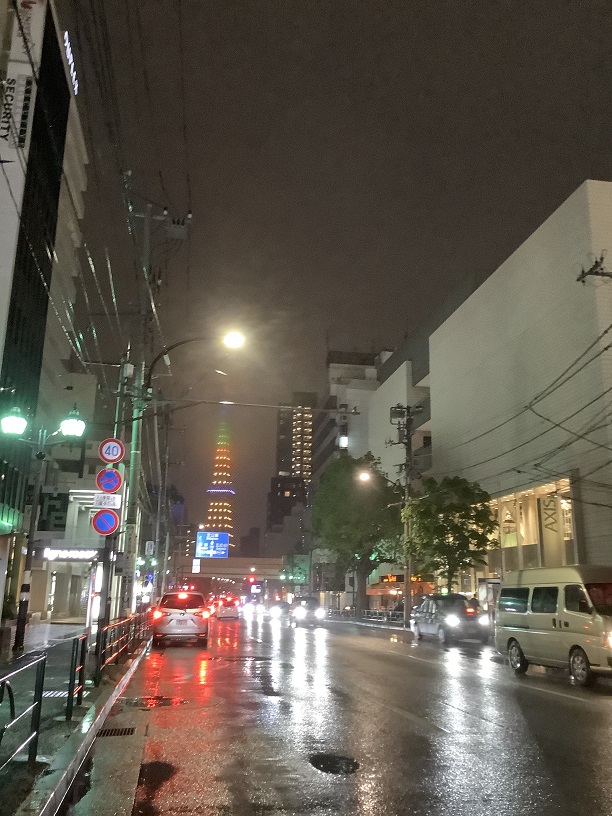 即使下大雨,在東京街頭也可以看到東京鐵塔變成台灣鳳梨 圖:劉黎兒/攝 即使下大雨,在東京街頭也可以看到東京鐵塔變成台灣鳳梨 圖:劉黎兒/攝