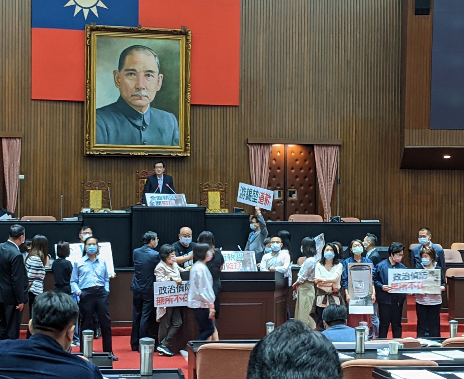 國民黨立院黨團今(23)日質疑立法院加裝監視器監控國民黨,是針對性的政治偵防,在議場內抗議並要求立法院長游錫堃出面說明。 圖:翻攝自鄭運鵬臉書 國民黨立院黨團今(23)日質疑立法院加裝監視器監控國民黨,是針對性的政治偵防,在議場內抗議並要求立法院長游錫堃出面說明。 圖:翻攝自鄭運鵬臉書