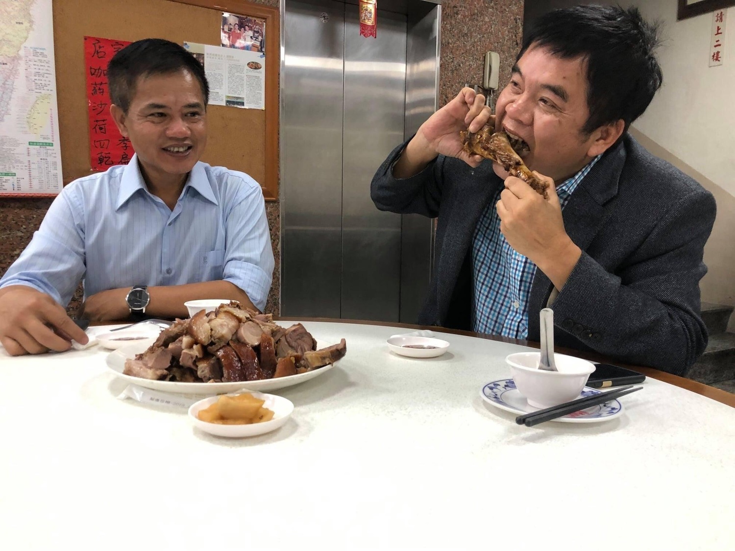 民進黨立法委員莊瑞雄分享自己大啖美食萬巒豬腳的照片。 圖 : 取自莊瑞雄臉書 民進黨立法委員莊瑞雄分享自己大啖美食萬巒豬腳的照片。 圖 : 取自莊瑞雄臉書