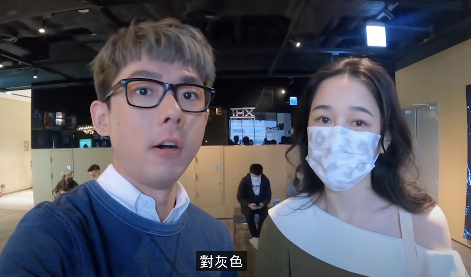 千千(右)比較喜歡阿滴(左)灰髮。 圖:翻攝Youtube/阿滴日常 千千(右)比較喜歡阿滴(左)灰髮。 圖:翻攝Youtube/阿滴日常