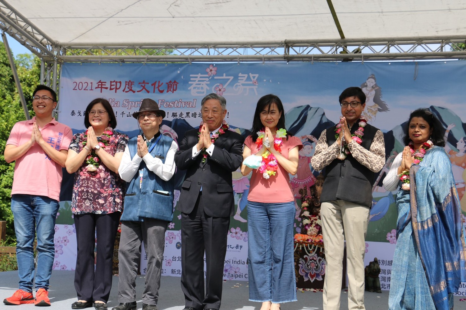 新北市文化局副局長于玟(右三)、外交部政務次長田中光(左四)、印度台北協會大使戴國瀾 (右二)、立委吳玉琴 (左二)與新北市議員王威元 (左一)在印度文化節活動合影。 圖:新北市文化局提供 新北市文化局副局長于玟(右三)、外交部政務次長田中光(左四)、印度台北協會大使戴國瀾 (右二)、立委吳玉琴 (左二)與新北市議員王威元 (左一)在印度文化節活動合影。 圖:新北市文化局提供