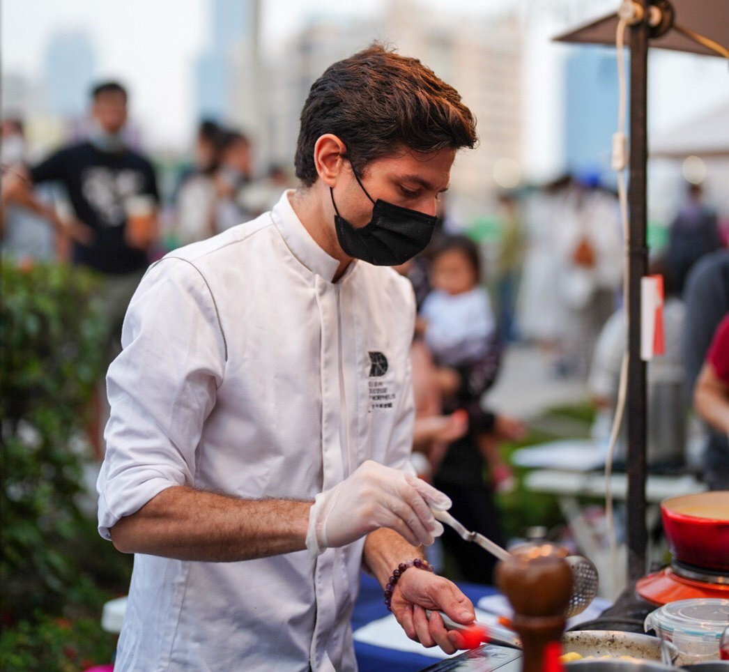 「愛河艸食祭」 型男廚師吸睛 。 圖:高市府觀光局/提供 「愛河艸食祭」 型男廚師吸睛 。 圖:高市府觀光局/提供
