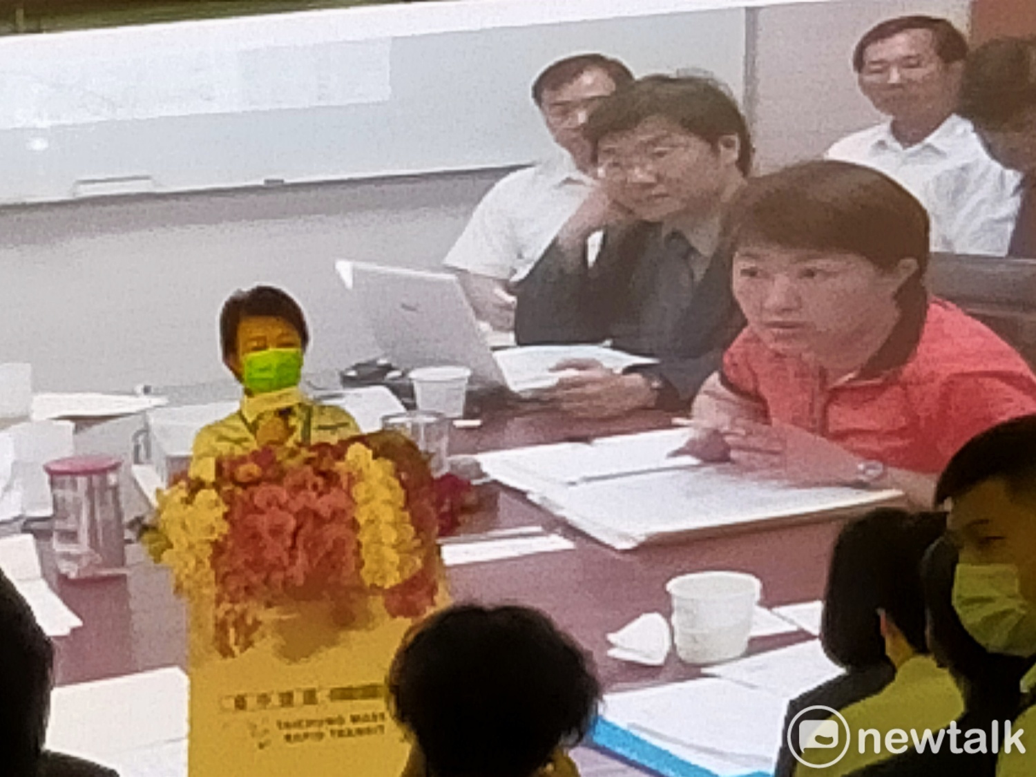通車典禮上秀出盧秀燕擔任立委時爭取台中捷運經費的歷史畫面。 圖:唐復年/攝 通車典禮上秀出盧秀燕擔任立委時爭取台中捷運經費的歷史畫面。 圖:唐復年/攝