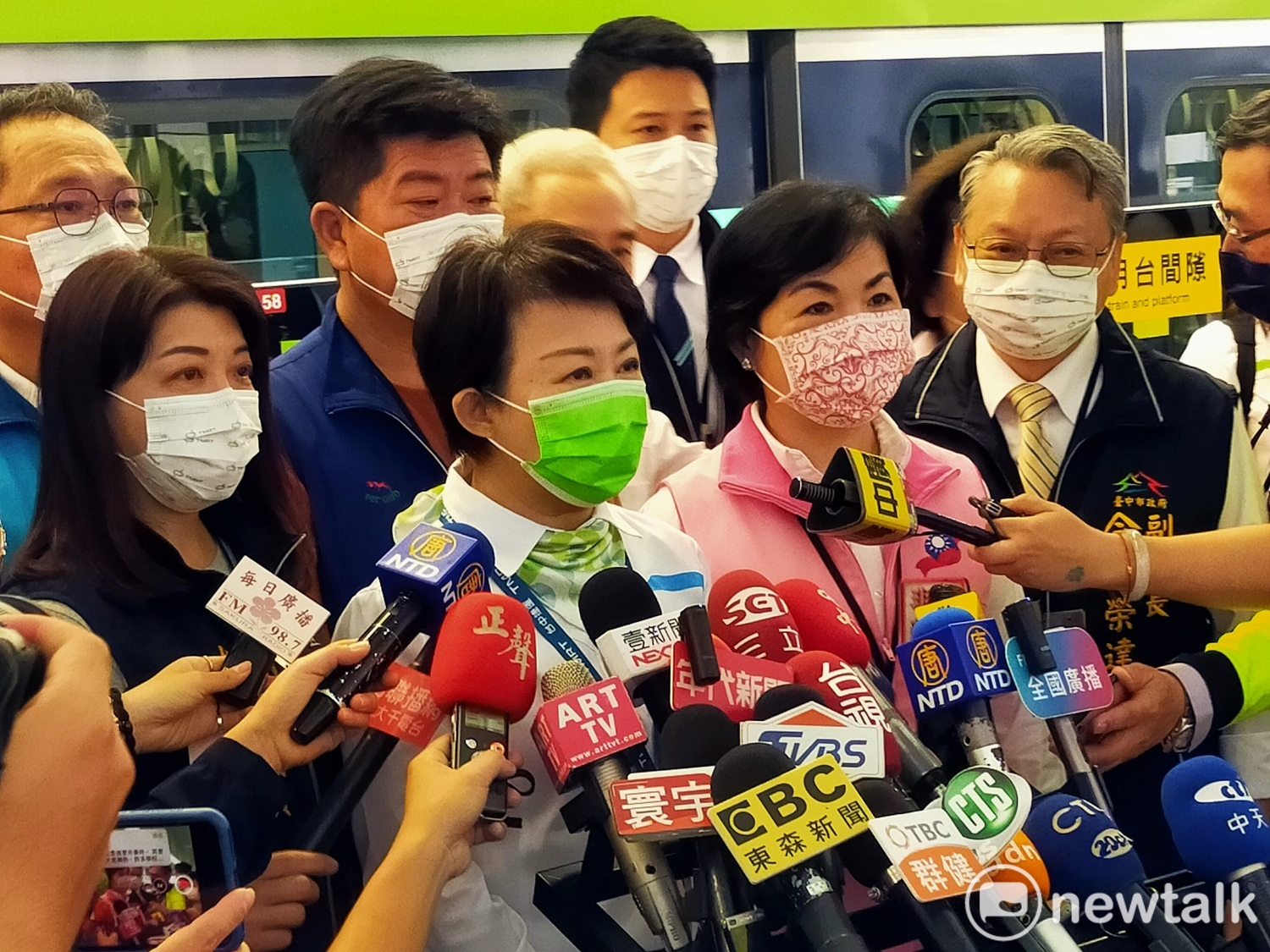 台中市長盧秀燕受訪時表示,林佳龍前市長有直接跟她通話表示無法出席。 圖:唐復年/攝 台中市長盧秀燕受訪時表示,林佳龍前市長有直接跟她通話表示無法出席。 圖:唐復年/攝