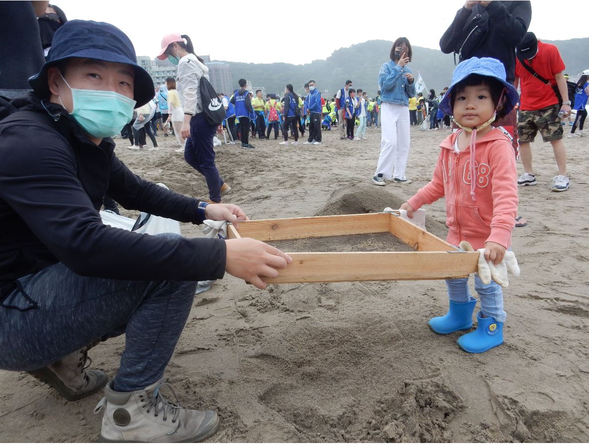 民眾以篩網進行淨灘。 圖:新北市環保局提供 民眾以篩網進行淨灘。 圖:新北市環保局提供