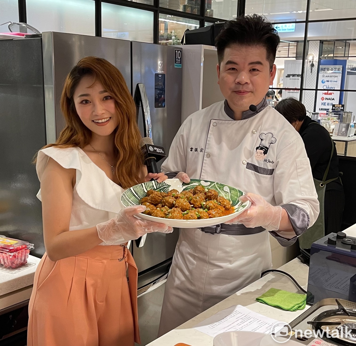 國宴主廚雷議宗與藝人張文綺聯手教婆婆媽媽們如何使用智慧調理機輕鬆製作健康料理。 唐復年/攝 國宴主廚雷議宗與藝人張文綺聯手教婆婆媽媽們如何使用智慧調理機輕鬆製作健康料理。 唐復年/攝