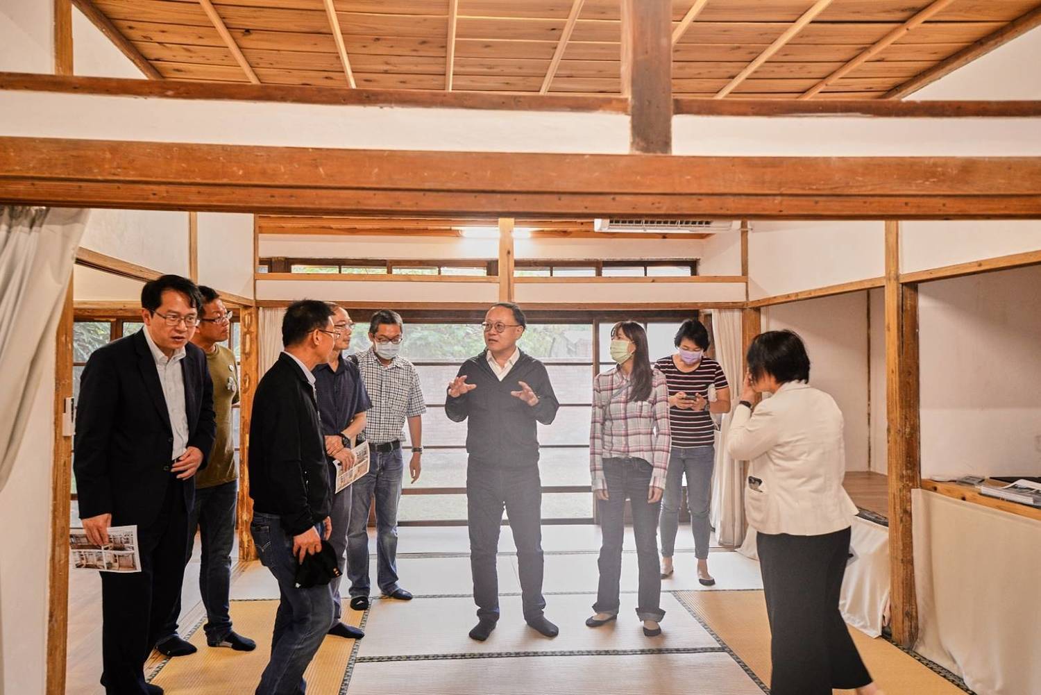 史哲(右)實地到黃埔新村了解與訪視以住代護推動情形。 圖:高雄市文化局/提供 史哲(右)實地到黃埔新村了解與訪視以住代護推動情形。 圖:高雄市文化局/提供