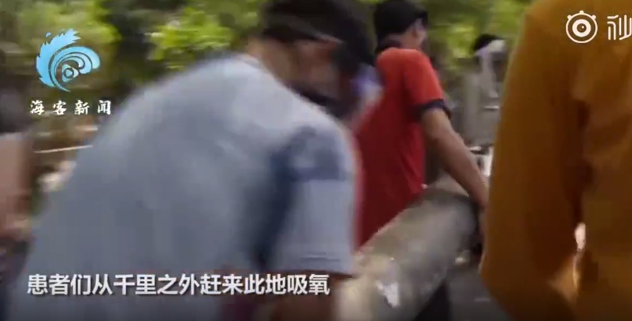 印度新德里郊外的一個錫克教寺廟開始為新冠患者提供氧氣瓶,不少病患千里迢迢來此取得氧氣瓶。 圖 : 翻攝自海客新聞 印度新德里郊外的一個錫克教寺廟開始為新冠患者提供氧氣瓶,不少病患千里迢迢來此取得氧氣瓶。 圖 : 翻攝自海客新聞