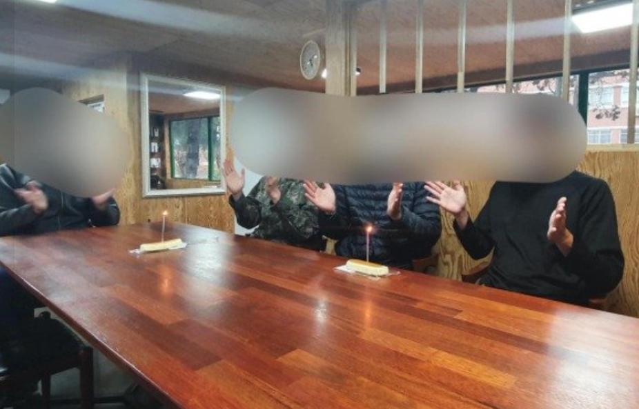 大邱某陸軍軍隊只用1000元韓幣(約25元新台幣)來買部隊販賣部的麵包給士兵們過生日。 圖 : 翻攝自環球時報 大邱某陸軍軍隊只用1000元韓幣(約25元新台幣)來買部隊販賣部的麵包給士兵們過生日。 圖 : 翻攝自環球時報
