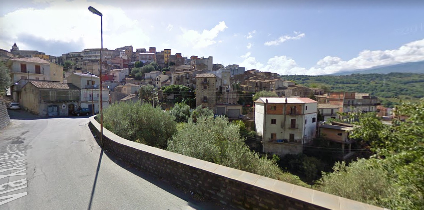 西西里堡(Castiglione di Sicilia)小鎮。 圖:翻攝自Google街景視圖 西西里堡(Castiglione di Sicilia)小鎮。 圖:翻攝自Google街景視圖