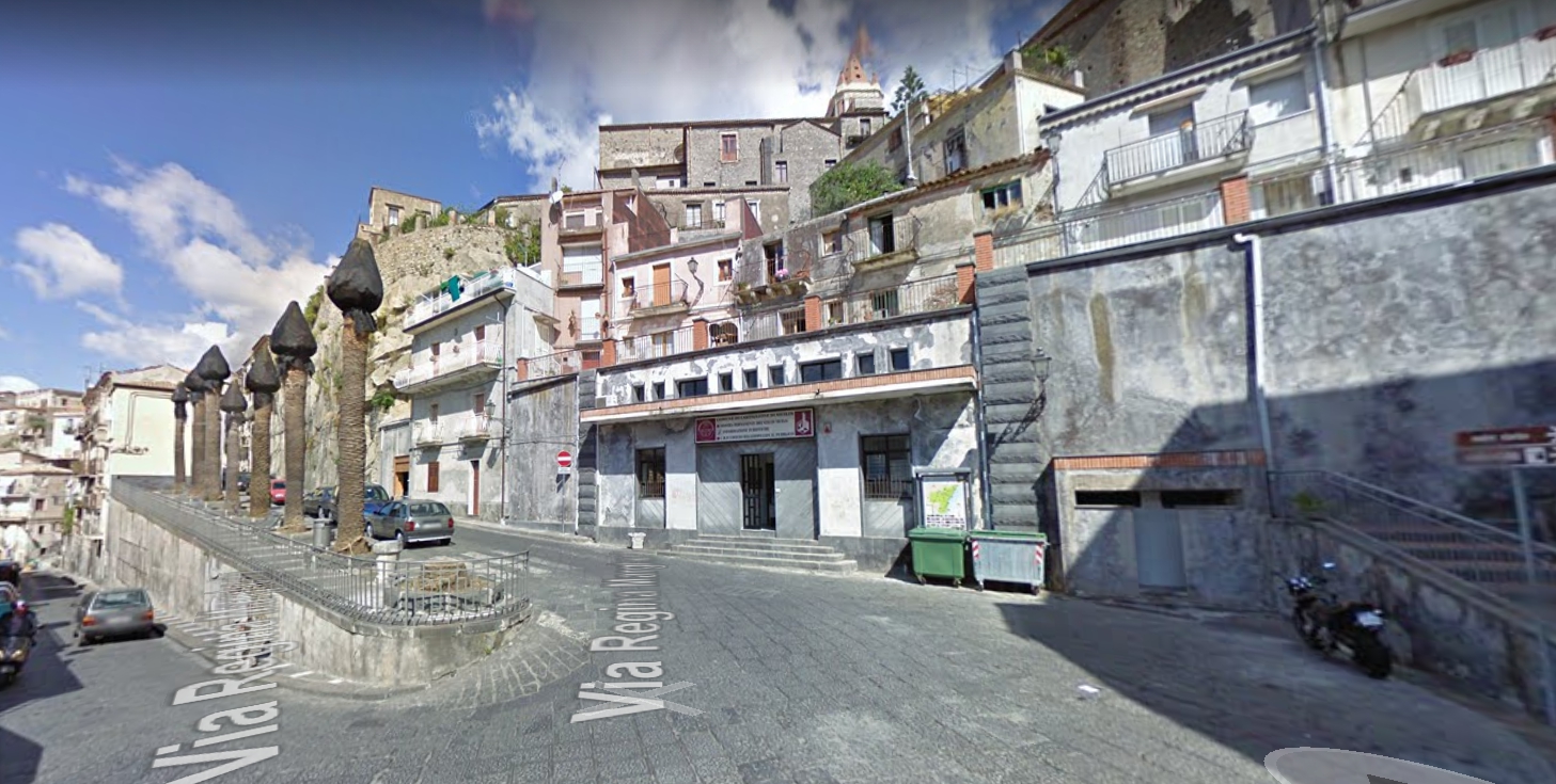 西西里堡(Castiglione di Sicilia)小鎮。 圖:翻攝自Google街景視圖 西西里堡(Castiglione di Sicilia)小鎮。 圖:翻攝自Google街景視圖