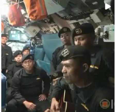 印尼KRI Nanggala 402潛艇53名官兵合唱的《再見》影片流出,成為他們最後的告別。 圖:翻攝自Erix Soekamti個人IG 印尼KRI Nanggala 402潛艇53名官兵合唱的《再見》影片流出,成為他們最後的告別。 圖:翻攝自Erix Soekamti個人IG