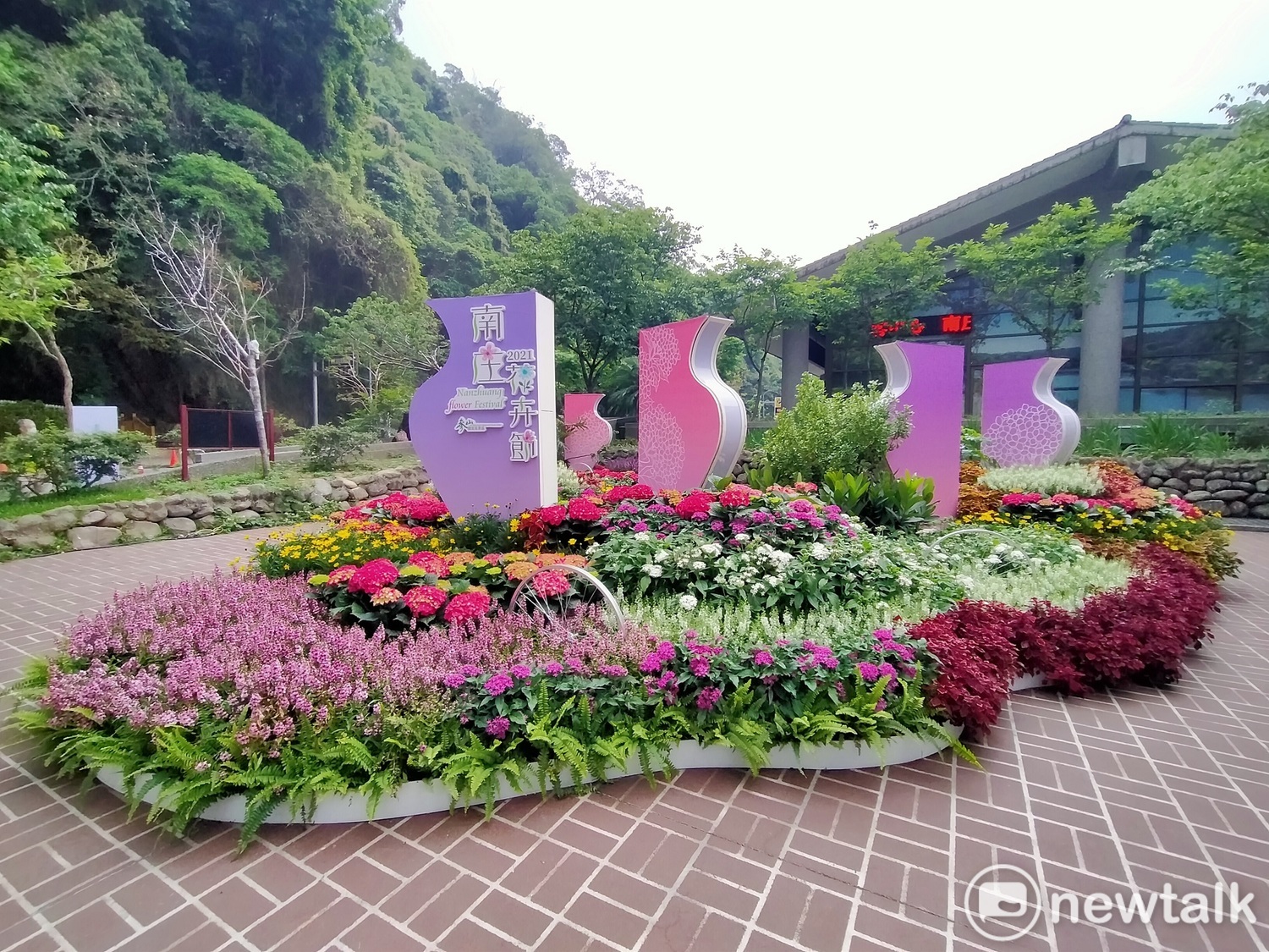 南庄花卉節五一起跑,遊客中心前廣場就有裝置藝術可欣賞。 唐復年/攝 南庄花卉節五一起跑,遊客中心前廣場就有裝置藝術可欣賞。 唐復年/攝
