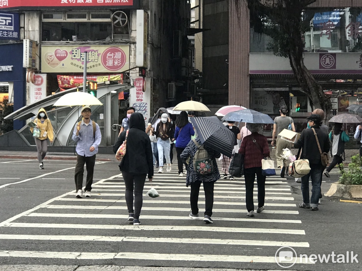 今日午後熱對流旺盛,全台17縣市都有出現局部陣雨,僅花蓮、彰化無雨。 圖:彭素華/攝 今日午後熱對流旺盛,全台17縣市都有出現局部陣雨,僅花蓮、彰化無雨。 圖:彭素華/攝